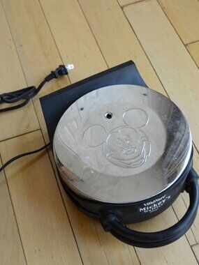 VillaWare Mickey's Waffler Single Waffle Maker